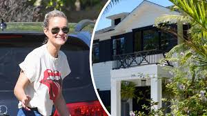 La villa jade, où johnny et laeticia hallyday aimaient passer leurs vacances, est disponible à la location. Laeticia Hallyday Son Train De Vie Plus Modeste Apres La Vente De La Villa
