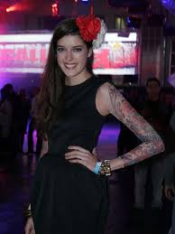 View all marie nasemann tv. Model Marie Nasemann Kam Mit Blumen Im Haar Und Fake Tattoos Zur Aftershow Party Der Mtv Emas Tikonline De