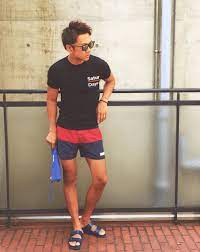 サタデーズサーフニューヨークのtシャツを使ったメンズショートパンツ着こなし メンズ コーデ メンズファッション メンズ 夏 コーデ