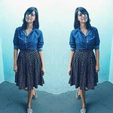 Camisa De Poa Feminina Como Usar Saia De Poa Rodada Midi Saia Com Sapatilha Saia Com Camisa Jeans Camisa Jeans Look Despojado Moda Look De Trabalho Look Do Moda Looks Moda De Trabalho