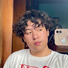 Uriel Meneses's Instagram, Twitter & Facebook