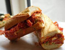 beste sandwiches in der paninoteca da claudia mit ganz viel und verschiedenen saucen mit artischocken getrockneten tomaten auch laktosefrei und parmiggiano