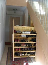 Schuhkasten Unter Der Stiege Der Nachste Auszug Unter Der Treppe Ist Fur Schuhe Gedacht Da Diese W Treppenspeicher Schrank Unter Treppe Garderobe Schuhschrank