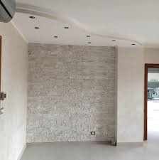 Parete Con Geo Pietra E Controsoffittatura Pareti Casa Idee Pareti Casa Arredamento Salotto Bianco