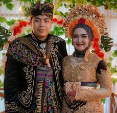 Baju adat dari nusa tenggara barat adalah pakain adat lombok. Adat Lombok Mengenal Busana Adat Suku Sasak Wisata Lombok