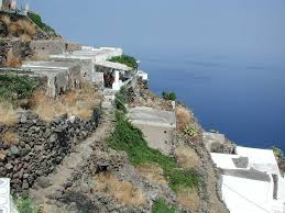 Regardez Ce Logement Incroyable Sur Airbnb A Magic House Looking The Sea Maisons A Louer A Lipari Maison A Louer A Louer Louer
