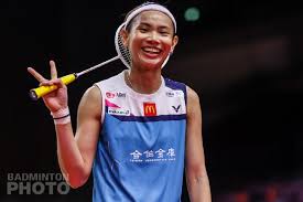 Jun 28, 2021 · 這兩位球員過去都有在大賽上擊敗過戴資穎的紀錄，何冰嬌生涯對小戴是2勝8負，不過其中一場就是在2018年世錦賽；至於陳雨菲對上小戴就更加劣勢. ç¾½çƒå¹´çµ‚å¤§è³½ å°æˆ´é€†è½‰å‹å‰å¥§é‹éŠ€ç‰Œç¬¬3å† é¦–æˆ°å–œé–‹ç´…ç›¤ ä¸Šå ± ç„¦é»ž