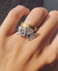 Emily Ratajkowski S Engagement Ring Photo Via Emrata Vintage Engagement Rings Unique Designer Engagement Rings Modern Engagement Rings