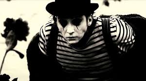 Damien saez, poète dépressif et enragé, reflet d'une génération qui refuse la soumission mais demeure prisonnière d'un système dont il souhaite s'affranchir, artiste et après un #humanité excité, au rythme soutenu, l'opus ni dieu ni maître se veut plus calme, plus posé. Epingle Sur Musique