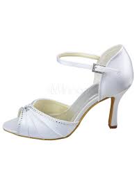 Sandalen mit ihrem namen oder foto im sommer trägt man eher ungern schuhe und wenn überhaupt, dann sandalen. Weisse Damen Sandaletten Mit Kunstdiamanten Und Fesselriemchen Fur Hochzeit Milanoo Com