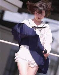 TIKTOK】風のいたずら 制服処女女子高校生アイドル、紺のスカートがまくれて純白パンティーが丸見え : ちょっとエッチなブログ