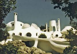 Son parc clos et fleuri vous fera apprécier la tranquillité des lieux. Claude Costy Maison Bulle Minzier