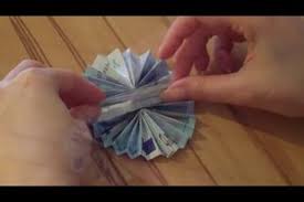 Blume gestickt und schmetterlinge aus geldscheinen. Video Sonnenschirm Aus Geldscheinen Basteln Eine Faltanleitung