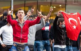 Proteste und ein tauziehen mit immobilien­gesellscha­ften folgten, bis die stadt wien das haus 2007 schließlic­h um 2,1 millionen euro kaufte. Ein Zutiefst Politischer Konflikt Ak Analyse Kritik