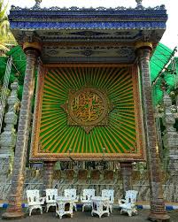 Banyak pedagang asing yang silih berganti singgah dan menetap menjadikan kota yang dikenal dengan budaya tabuiknya ini semakin beragam. Foto Bagian Masjid Tiban Malang Image From Dr Burhansyah Malang Alam Pintu Masuk