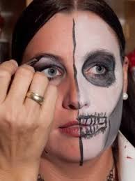 Ein blick auf den charmanten prinzen philip im laufe der jahre hielten prinz philip u. Two Faces Schminkanleitung Halb Schon Gruselig Selber Machen