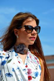 Chica Joven Con La Camisa Azul De La Falda Y De La Flor Foto de archivo
