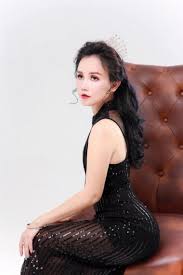 Nữ diễn viên hoàng yến phim về nhà đi con vừa lộ chuyện ly hôn chồng thứ 4 và còn bị tố là ngoại tình với trai trẻ. Diá»…n Vien Hoang Yáº¿n Nang Cáº¥p Giao Diá»‡n Sau Pháº«u Thuáº­t Tháº©m Má»¹