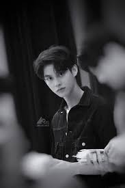  Its Almost Too Much Of A Cliche Which Makes Things A Little Bit More Charming For A Girl Who Avert Stares And A Boy Who No Gambar Orang Aktor Laki Laki Tampan