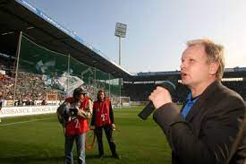 Danke nochmal für die idee und noch viel größeren dank an alle, die gerade für unsere gesellschaft im. Herbert Gronemeyer Singt Live Beim Vfl Bochum Und Legt Noch Einen Drauf Derwesten De