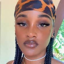 Naomi Noble's Instagram, Twitter & Facebook