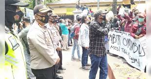 Dalam hukum pidana, sistem hukum skotlandia unik karena memiliki tiga putusan, yakni bersalah, tidak bersalah, dan tidak terbukti. Aksi Unjuk Rasa Tolak Uu Omnibus Law Cipta Kerja Di Bojonegoro Berjalan Tertib Dan Damai Beritabojonegoro Com