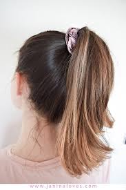scrunchie haargummi 5 arten den trend der 90er zu stylen frisuren blonde ombre haare lange haare