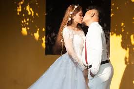 Ngành y tế lấy mẫu sàng lọc tiểu thương ở chợ đầu mối nông sản tp vinh sau khi phát hiện ca nhiễm. Veugxeq3ohmxwm