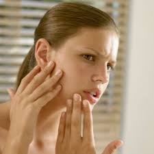 We Asked Dermatologists What To Do Instead Of Popping A Pimple Here S Their Advice Pimples On Forehead Beauty Tips For Hair Pimples Under The Skin