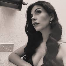 Toda la belleza de la vida se compone de luces y sombras.”