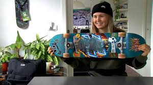 She is most known for her abilities, which she honed through years of hard work and commitment, focusing on improvement at all hours of the day and night. Martina En Skatekeet Oldenbeuving Vlaggendragers Tijdens Olympische Spelen Nos
