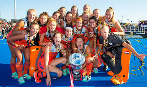 Het belangrijkste attribuut van de hockeyer is de hockeystick , die wordt gebruikt om de bal te hanteren. Wk Finales Bij Hockey Handbal En Waterpolo Stonden De Oranje Vrouwen Er Al Foto Tubantia Nl