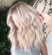 Blond or fair hair is a hair color characterized by low levels of the dark pigment eumelanin. Einzigartige Aschweisse Haarfarbe Ideen Ombre Weissblond Haarfarbe Fur Den Som Summerhaircolor Asc White Blonde Hair Color Hair Styles Blonde Hair Color