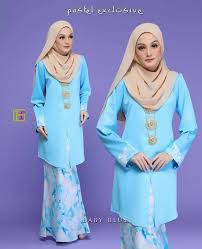 Warna sky blue atau biru langit pada tunik di atas, membuat penampilan anda terlihat sangat manis. Padanan Warna Baby Blue