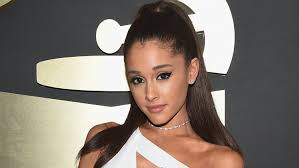 No makeup look for vogue ariana posed for vogue uk in an entirely new avatar. Ariana Grande Debuts New Look On Vogue Cover Simplemost