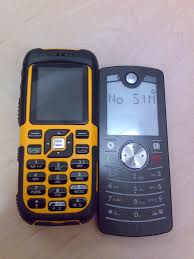 File:Sonim XP1 vs Motofone F3 ...