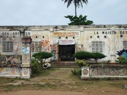 Epingle Sur Grand Bassam Premiere Capitale De La Cote D Ivoire En Afrique De L Ouest Classee Patrimoine Mondiale De L Unesco