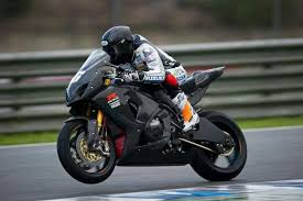 jules cluzel testing the suzuki gsx r1000 l3 at jerez preseason