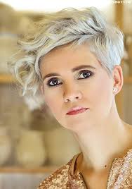 Die schönsten schnitte und styles für kurze haare. Top 25 Frisuren Graue Haare Bilder Trends Neuheiten 2021