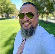 I got this grilled chicken recipe from a friend while living in Hawaii. It  sizzles with the flavors of brown sugar, ginger and soy sauce. Huli means  "turn" in Hawaiian. This sweet