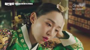 This drama is about a man living in modern times whose soul gets trapped in the body of a queen. K Drama Midseason Recap Mr Queen Period Comedy Slips In Subtle Queer Themes Amid Fun Set Pieces South China Morning Post