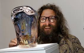 Valaistut veistokset peilaavat ikiaikaisia asioita, lasitaiteilija Tommi  Ketonen tuli alalle kuin komeetta