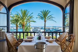 This spacious family villa is offered for sale in a residential area of portals nous, walking distance from the beach and the marina of puerto portals with its boutique shops and restaurants. Portals Nous Das Leben Auf Mallorca