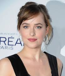 Come See What S Making Dakota Johnson S Eyes So Stunning Here Dakota Johnson Beauty Taupe Eyeshadow