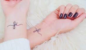 Para quem preza pela discrição, há muitas ideias para homenagear amigos especiais. 21 Ideias De Tatuagens Delicadas Para Fazer Com A Sua Melhor Amiga Alto Astral