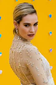 Quién es la actriz que interpreta a Pamela Anderson que estuvo envuelta en  un fuerte escándalo