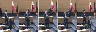 Mit ihrer pragmatischen, zielorientierten und burschikosen art hatte sie maßgeblichen anteil daran, dass 2014 in erfurt das bundesweit erste bündnis von linken, spd und grünen zustande kam. Thuringer Linke Chefin Susanne Hennig Wellsow Wirft Thomas Kemmerich Blumen Vor Die Fusse