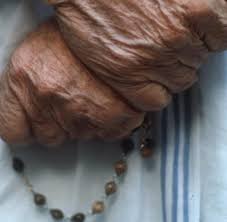 It's time to rethink all the mother teresa facts you may know, because there's a lot more to mother teresa's biography than simply caring for the poor and. Heiligen Mythos Die Dunkle Seite Von Mutter Teresa Welt