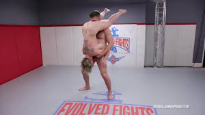 Busty Dee Williams pelea de lucha libre mixta mordazas en la polla de Jack  Friday