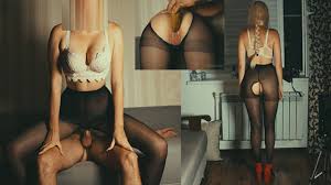 Sexe avec une belle fille en collants noirs à laide dune banane et  première pénétration anale